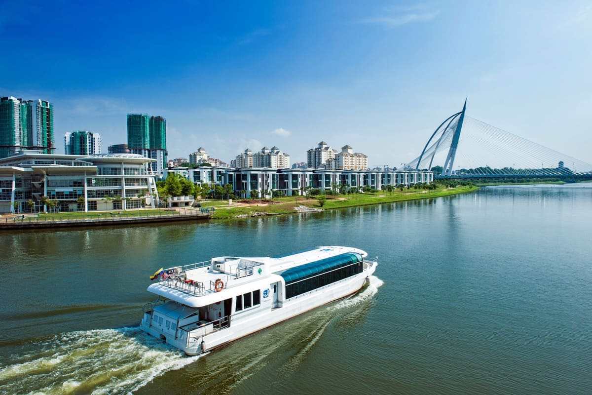 Putrajaya Half-Day City Tour with Lake Cruise
